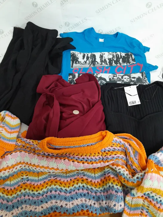 BOX OF APPROXIMATELY 22 ASSORTED CLOTHING ITEMS TO INCLUDE - T-SHIRT , JUMPER , TROUSERS ETC