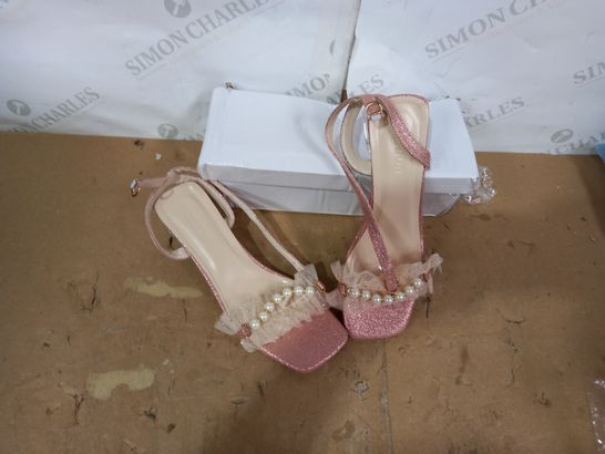 BOXED PAIR OF SHISHANGNVXIE FASHION HEELED SANDALS SIZE 240.8