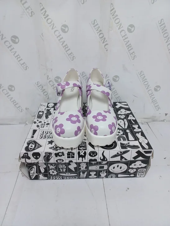 KOI FOOTWEAR LADIES WHITE WITH PURPLE FLOWERS CHUNKY HEEL SHOES SIZE 6