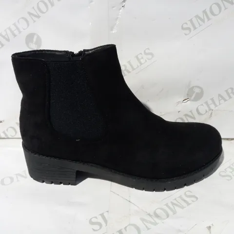 BOXED PAIR OF DESIGNER FAUX SUEDE ANKLE BOOTS IN BLACK UK SIZE 5