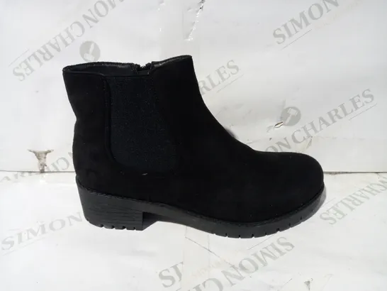 BOXED PAIR OF DESIGNER FAUX SUEDE ANKLE BOOTS IN BLACK UK SIZE 5