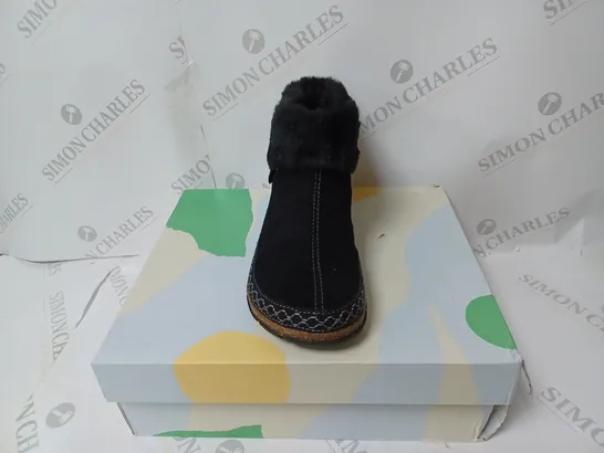 BOXED PAIR OF EARTH ORIGINS EMMALYN BLACK BOOTIES - SIZE 6