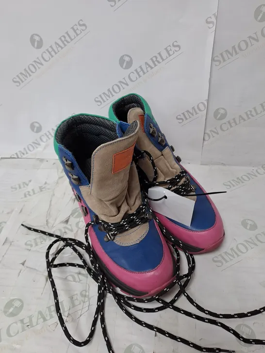 UNBOXED ADESSO RAINE WATERPROOF BOOTS, COLOURFUL - SIZE 7