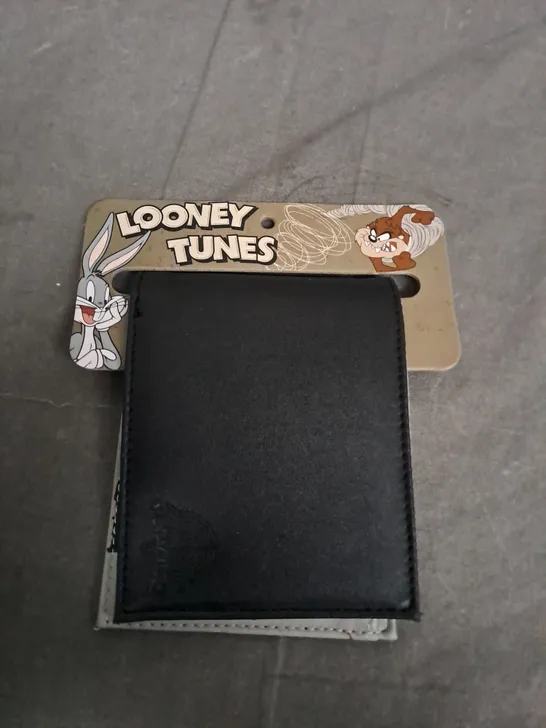 BOX OF APPROXIMATELY 30 PACKS OF LOONEY TUNES WALLETS - COLLECTION ONLY 