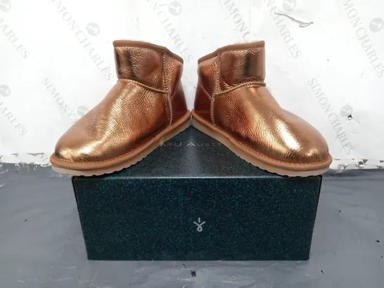 BOXED PAIR OF EMU AUSTRALIA SHOES IN METALLIC BRONZE SIZE 7