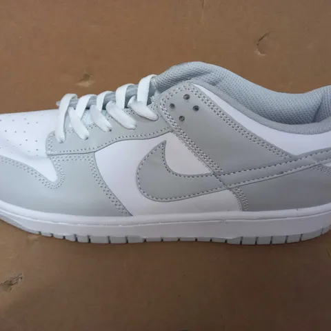 PAIR OF DESIGNER TRAINERS IN WHITE/GREY IN THE STYLE OF NIKE SIZE UNSPECIFIED
