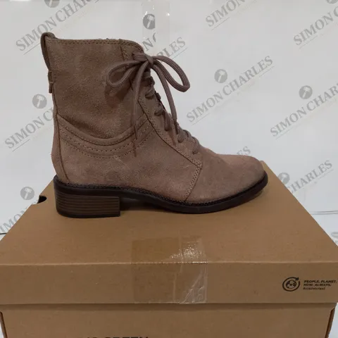 BOXED PAIR OF CLARKS BOOTS IN PEBBLE SUEDE - SIZE 7