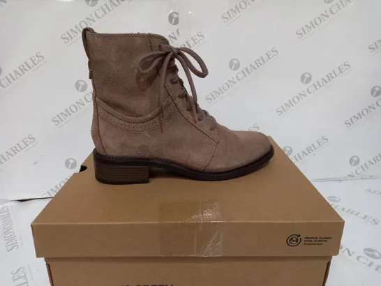 BOXED PAIR OF CLARKS BOOTS IN PEBBLE SUEDE - SIZE 7