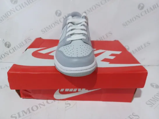 BOXED PAIR OF NIKE DUNK LOW (GS) SHOES IN GREY/PALE BLUE UK SIZE 5.5