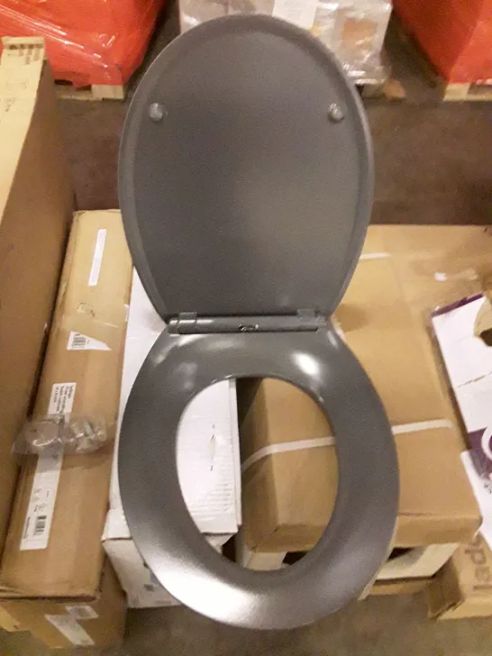 BOXED COOKE&LEWIS CHANGI TOILET SEAT 