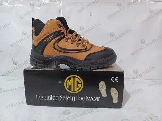 BOXED PAIR OF MG SAFETY BOOTS IN TAN/BLACK UK SIZE 8