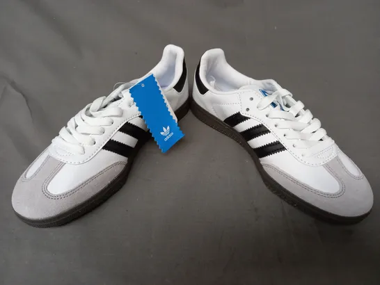 PAIR OF ADIDAS SAMBA SHOES IN WHITE/BLACK/STONE UK SIZE 5