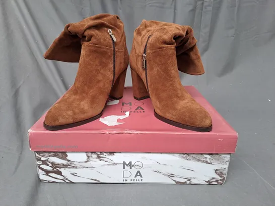 BOXED PAIR OF MODA IN PELLE SUEDE MID LENGTH RUCHED BOOTS IN TAN SIZE 6