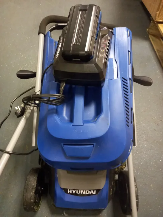 HYUNDAI 15"/38CM CORDLESS 40V LITHIUM-ION BATTERY ROLLER LAWNMOWER