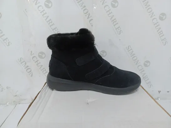 BOXED PAIR OF SKECHERS WINTER ON THE GO FAUX FUR TRIM BOOTS IN BLACK SIZE 5.5