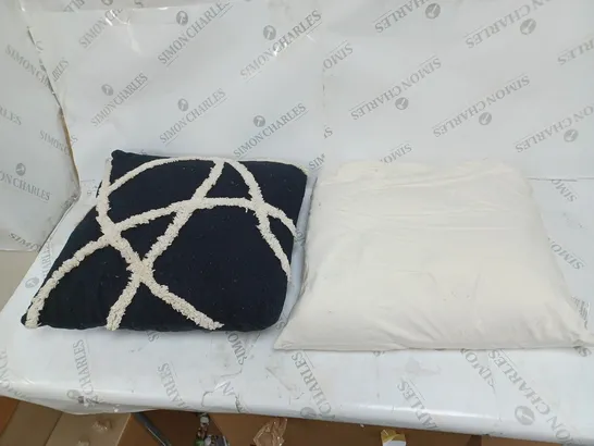 LOT OF 10 CUSHIONS IN VARIED COLOURS AND PATTERNS TO INCLUDE BLUE, STARRED, AND BLACK AND WHITE ETC. 