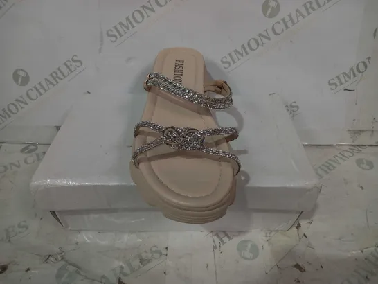 BOXED PAIR OF FASHION CHUNKY PLATFORM OPEN TOE SANDALS IN NUDE COLOUR W. JEWEL EFFECT STRAPS EU SIZE 39