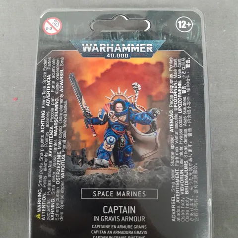 WARHAMMER 40K SPACE MARINES - CAPTAIN IN GRAVIS ARMOUR MINIATURE