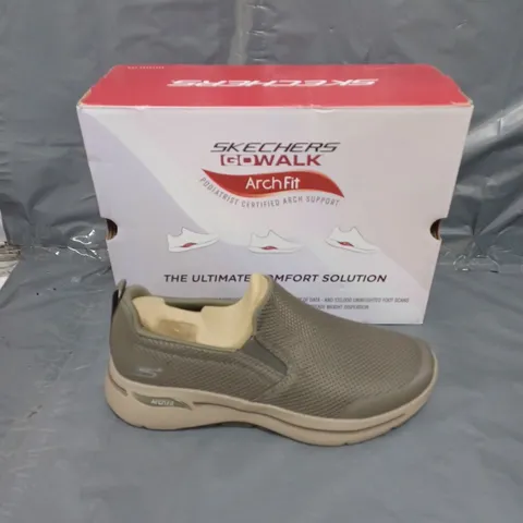 BOXED PAIR OF SKETCHERS MENS TOGAPTH TRAINER TAUPE SIZE 8