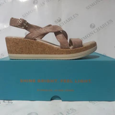 BOXED PAIR OF BZEES OPEN TOE WEDGE SANDALS IN TAUPE SIZE 7