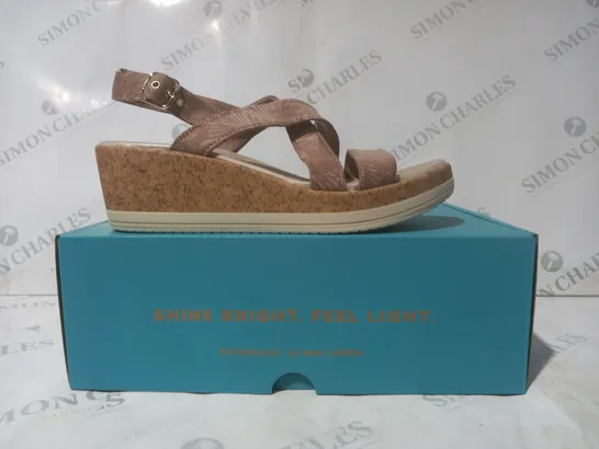 BOXED PAIR OF BZEES OPEN TOE WEDGE SANDALS IN TAUPE SIZE 7