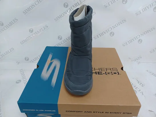 BOXED PAIR OF SKECHERS ON THE GO JOY PUFFER UPPER MID HEIGHT BOOT CHARCOAL SIZE 6.5