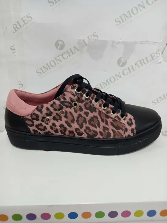 BOXED PAIR OF ADESSO PINK ANIMLA PRINT TRAINERS SIZE 7