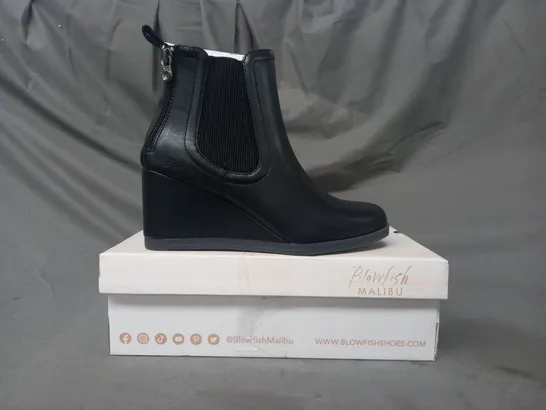 BOXED PAIR OF BLOWFISH MALIBU WEDGE ANKLE BOOTS IN BLACK SIZE 5