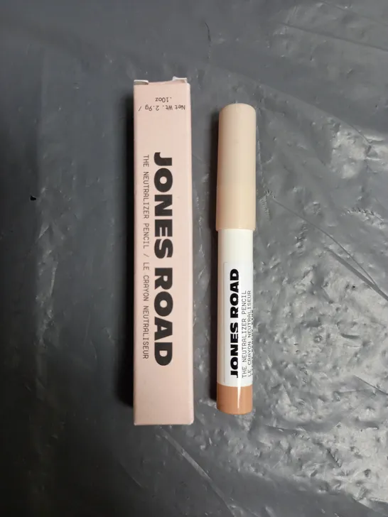 BOXED JONES ROAD NEUTRALIZER PENCIL IN SHADE LIGHT PEACHY PINK (2.9G)