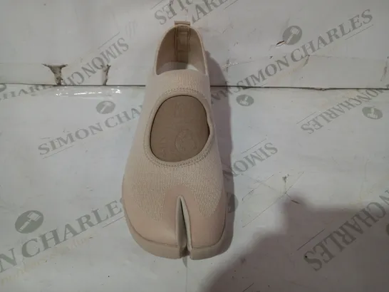 BOXED PAIR OF TABI SANDALS IN OFF-WHITE UK SIZE 7