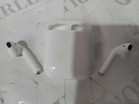 APPLE AIRPODS WITH CHARGING CASE