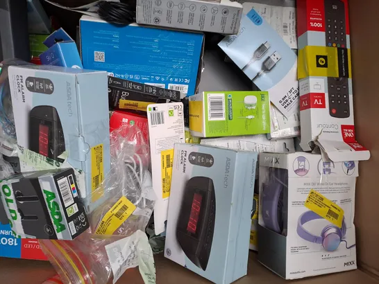 BOX OF APPROXIMATELY 50 ASSORTED ELECTRICAL ITEMS TO INCLUDE ROKU EXPRESS, LED COLOUR BAR, POWER BANK, ETC