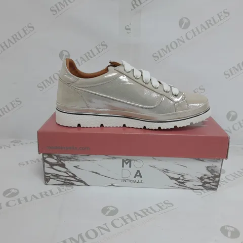 BOXED PAIR OF MODA IN PELLE ARIELA TRAINERS IN ROSE GOLD SIZE 6