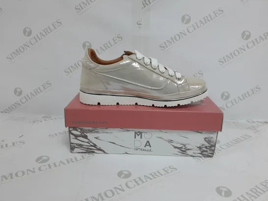 BOXED PAIR OF MODA IN PELLE ARIELA TRAINERS IN ROSE GOLD SIZE 6