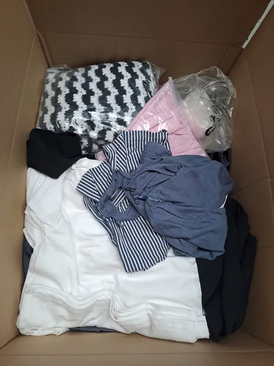 BOX OF APPROXIMATELY 25 ASSORTED CLOTHING ITEMS TO INCLUDE - T-SHIRT , JUMPER , TROUSERS ETC