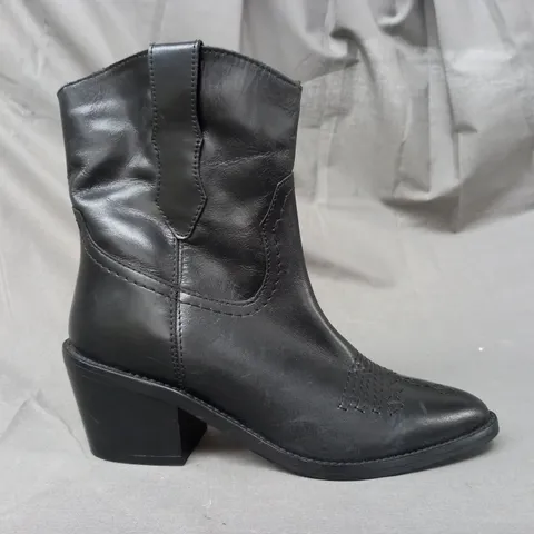 BOXED PAIR OF SOLEA WAYNE LEATHER ANKLE BOOTS IN BLACK EU SIZE 36