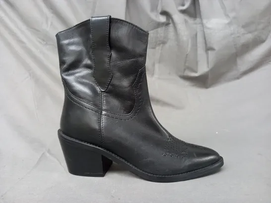 BOXED PAIR OF SOLEA WAYNE LEATHER ANKLE BOOTS IN BLACK EU SIZE 36