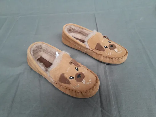 BOXED PAIR OF STARTRITESHOES GO SNUGGLE TAN SUEDE DOG SHOES SIZE EU 30