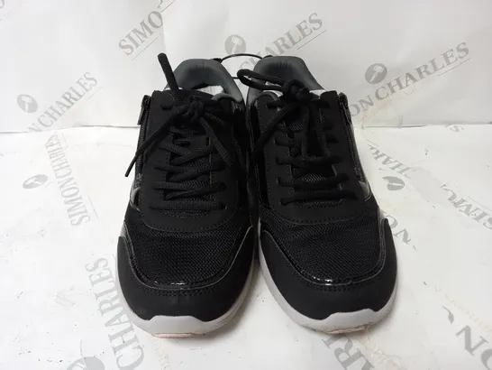 PAIR OF VIONIC AGILE TRAINERS BLACK SIZE 8