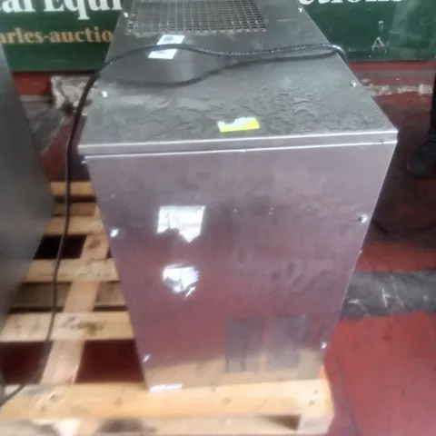 ICE MAKER ICS700 