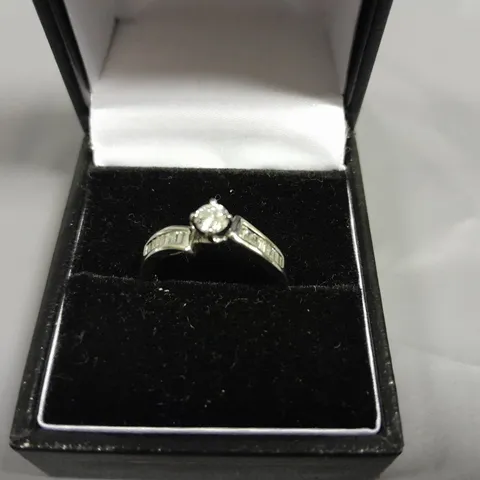 18CT WHITE GOLD TWIST RING SET WITH A NATURAL DIAMOND BAGUETTE SHOULDERS