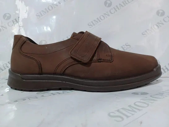 BOXED PAIR OF COSYFEET MOORLAND SHOES IN BROWN UK SIZE 13