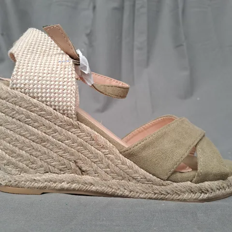 BOXED PAIR OF DESIGNER OPEN TOE WEDGE SANDALS IN OLIVE EU SIZE 38