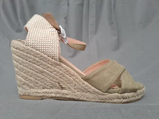 BOXED PAIR OF DESIGNER OPEN TOE WEDGE SANDALS IN OLIVE EU SIZE 38