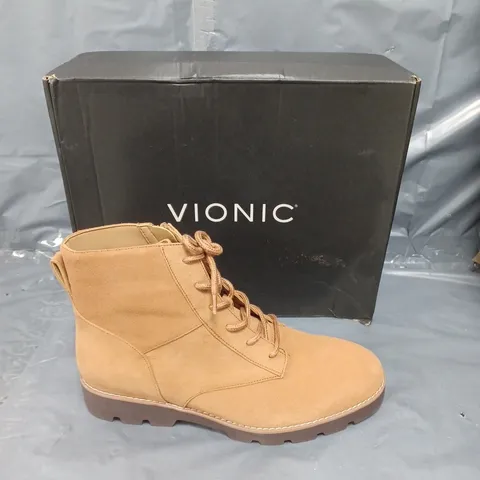 BOXED PAIR OF VIONIC LARSON TOFFEE LACE BOOTS SIZE 7 