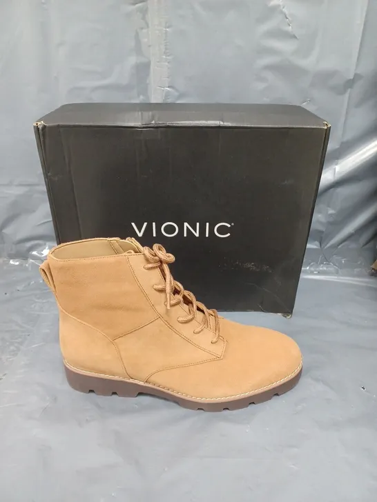 BOXED PAIR OF VIONIC LARSON TOFFEE LACE BOOTS SIZE 7 