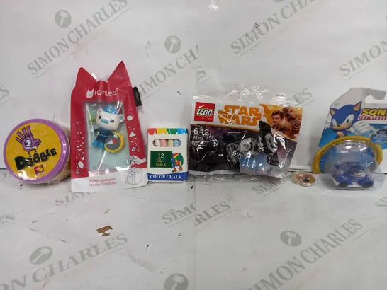 BOX OF APPROX 20 ASSORTED TOYS TO INCLUDE - 12 PACK OF COLOUR CHALK - LEGO STAR WARS 30381 - SONIC THE HEDGEHOG SPEED STAR ECT