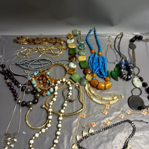 APPROXIMATELY 30 ASSORTED COSTUME JEWELLERY PRODUCTS TO INCLUDE NECKLACES, BRACELETS ETC
