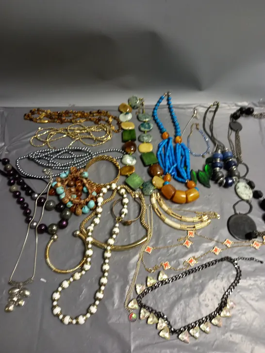 APPROXIMATELY 30 ASSORTED COSTUME JEWELLERY PRODUCTS TO INCLUDE NECKLACES, BRACELETS ETC
