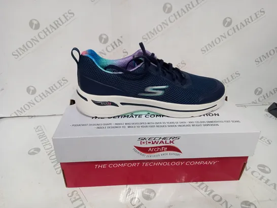 BOXED SKETCHERS NAVY GOWALK TRAINERS - SIZE UK 7